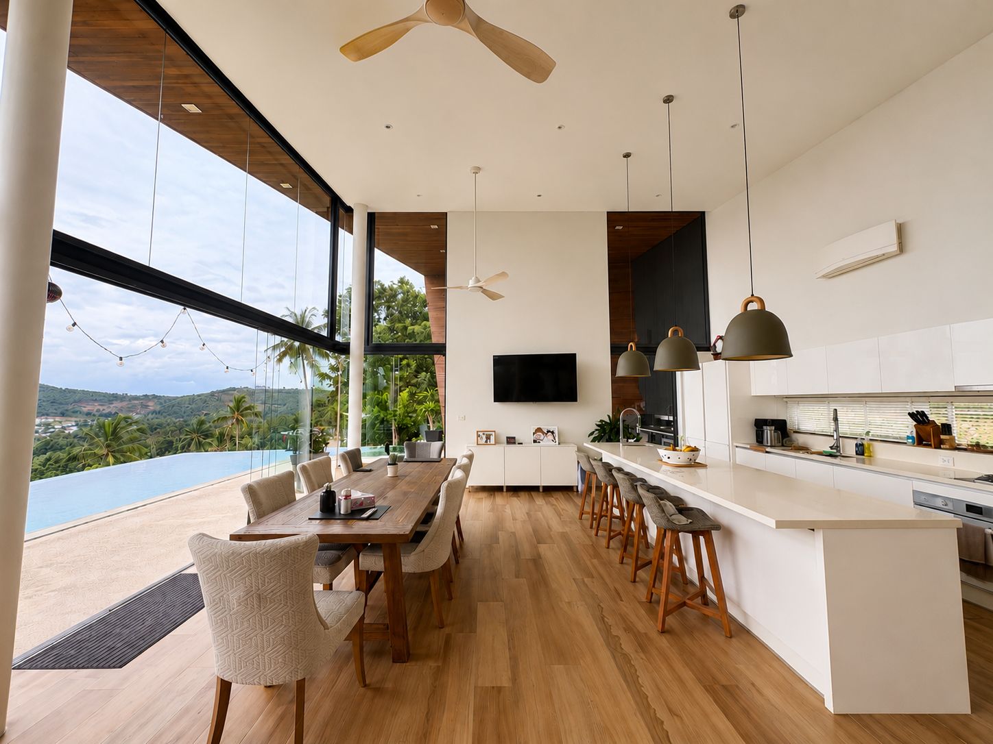 Kitchen and dining with sea view